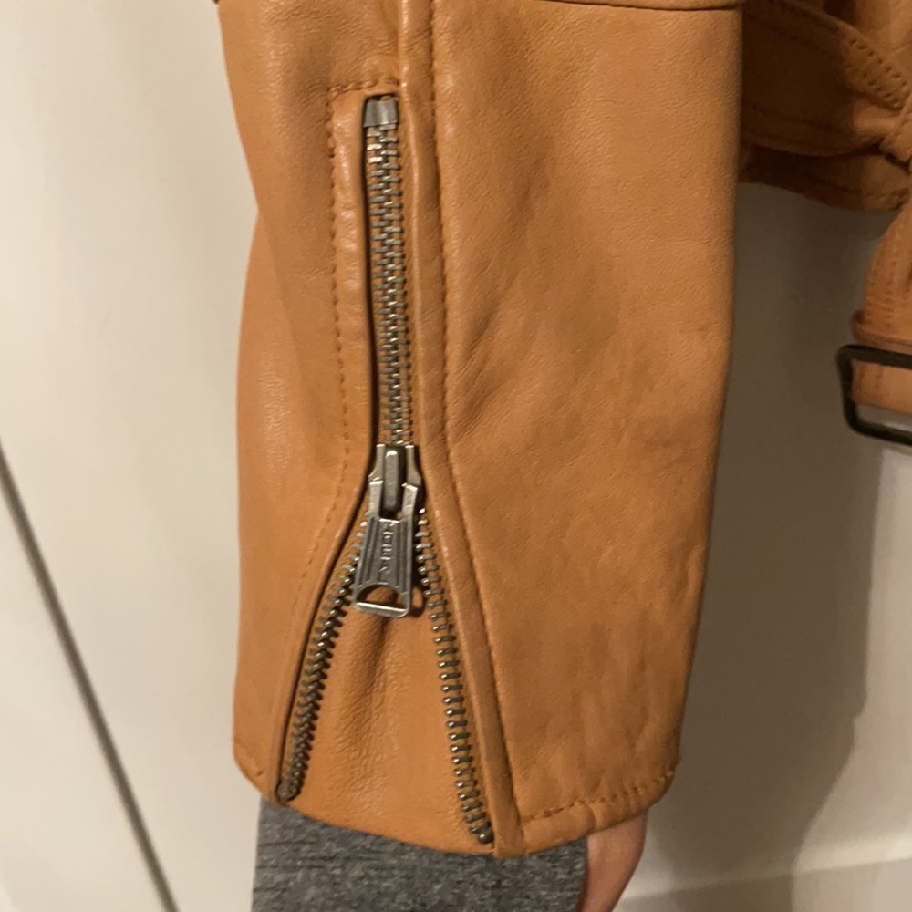 Club Monaco - Picture 10 of 10